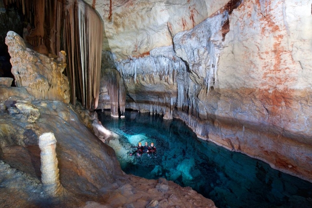 En la gruta subterranea