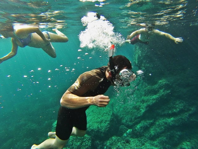  snorkeling dans des eaux cristallines 