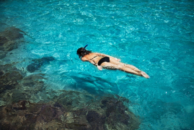  snorkeling dans des eaux cristallines 