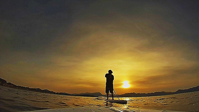 SUP siguiendo la estela del sol