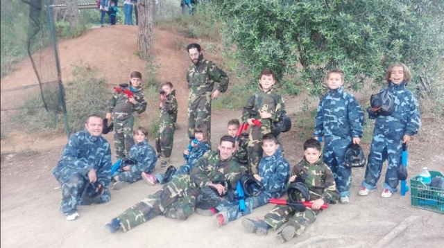  Ein paar Erwachsene, begleitet von einer Gruppe Kinder 