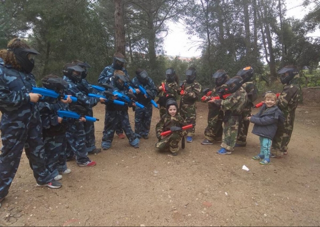  Les petits pointent leurs marqueurs sur un otage