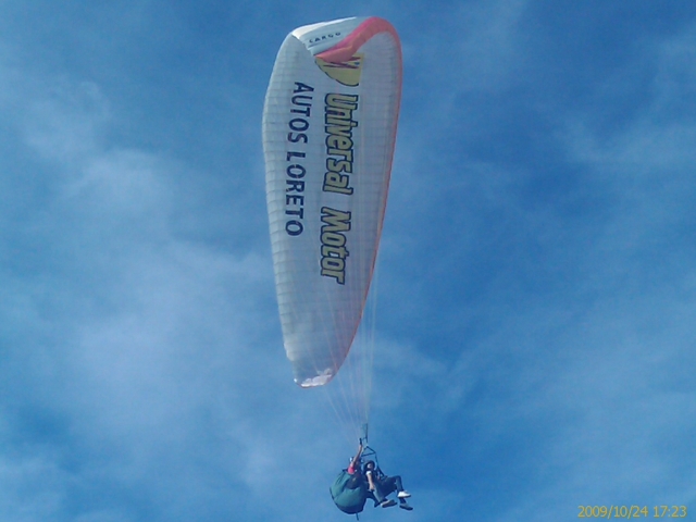  Paragliding flight 
