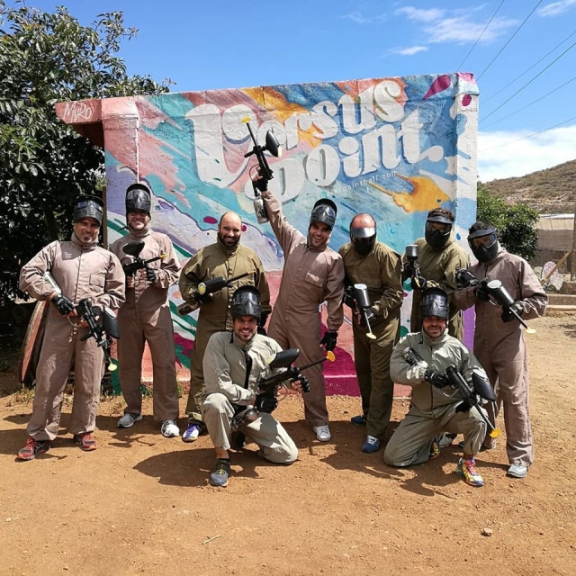 Grupo de amigos en partida de gotcha