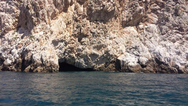  grottes dans les rochers 