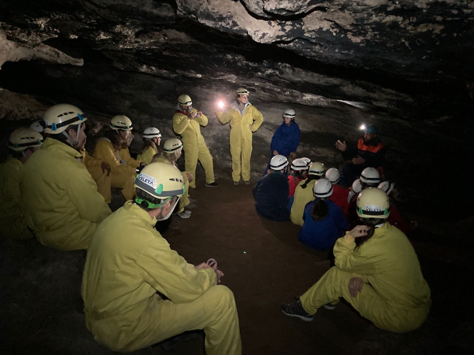  Spéléologie dans les montagnes de Cuenca avec photos ou vidéo-Clients écoutant une explication 