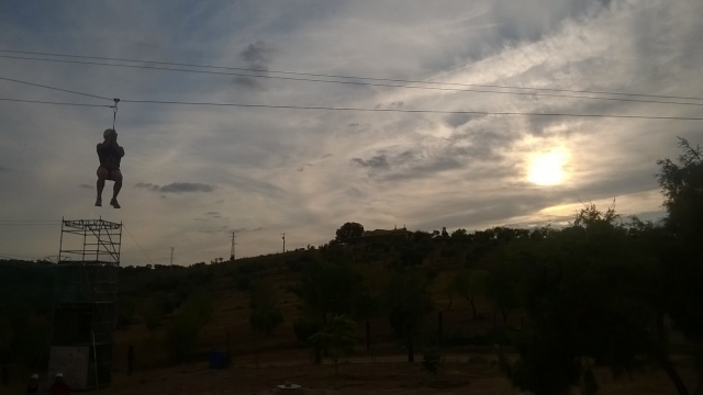 Tirolesa a contraluz