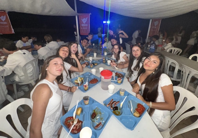  godersi la cena durante il campo 