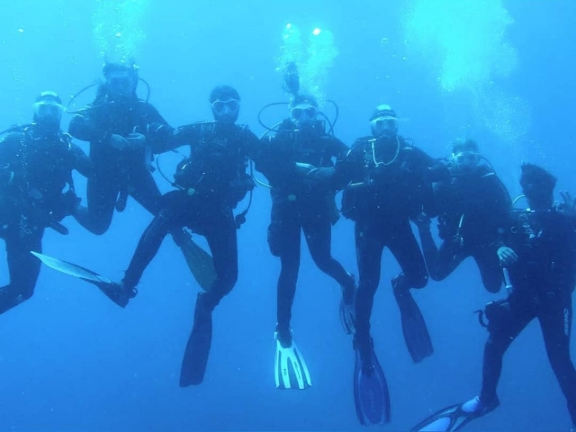Grupo de buceadores en el fondo marino de L'Escala