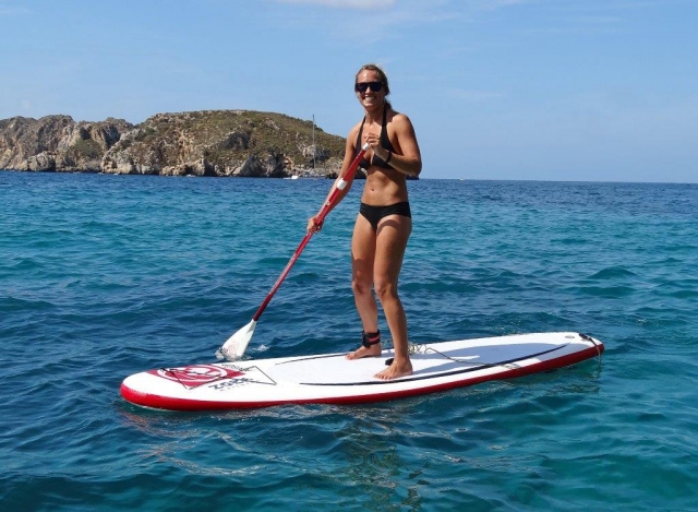 Mujer practicando paddle surf