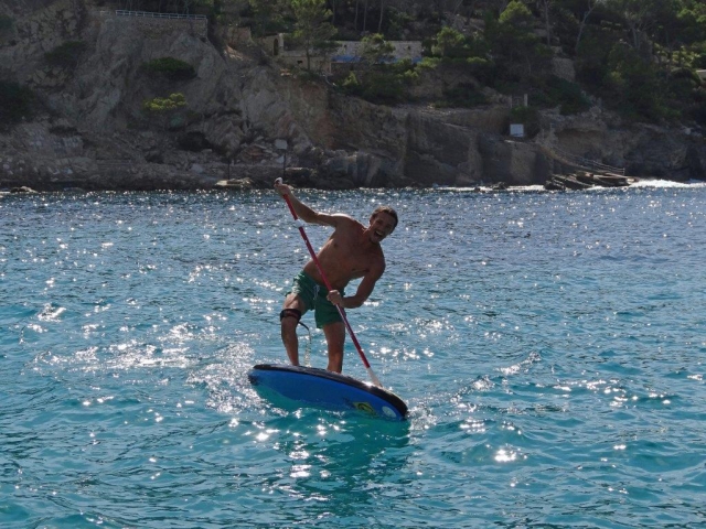 Hombre practicando paddle surf