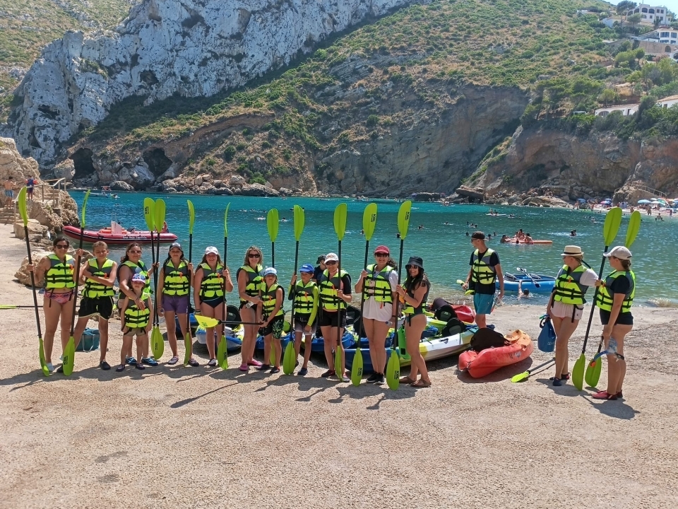 Grupo de aventureros disfrutando de una ruta en kayak Grupo de aventureros disfrutando de una ruta en kayak