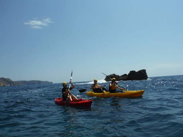  Canoas navegando em Denia 