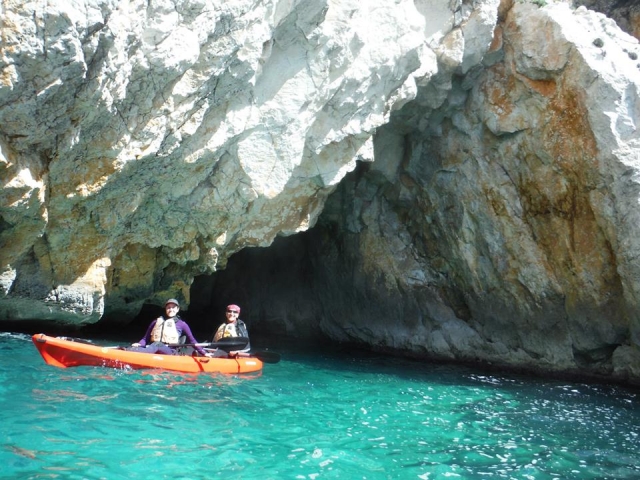  Saindo da caverna de Denia em uma canoa