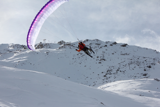  Gleitschirmfliegen im Schnee