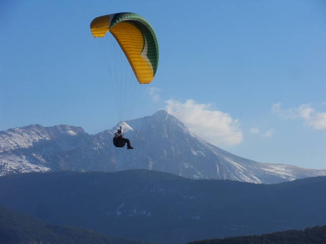  Gleitschirmfliegen in der Luft 