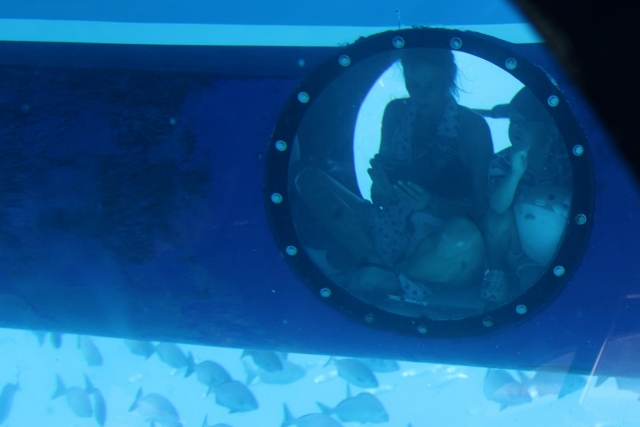  Barco com visão subaquática