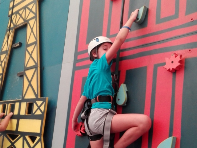  Aggrapparsi alla diga della parete da arrampicata 