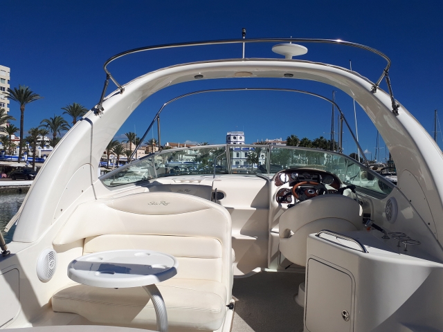  从后面看到我们的 Sea Ray 315 船 