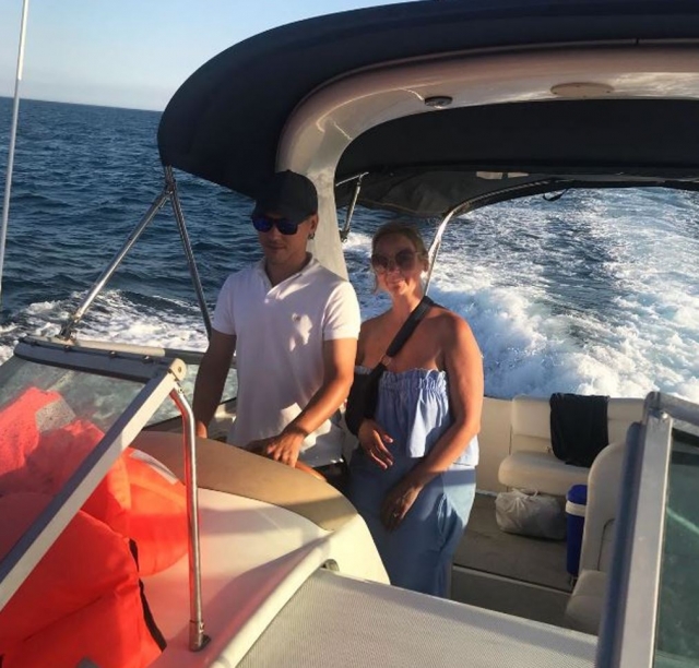  船长引导 Sea Ray 315 沿着太阳海岸行驶 