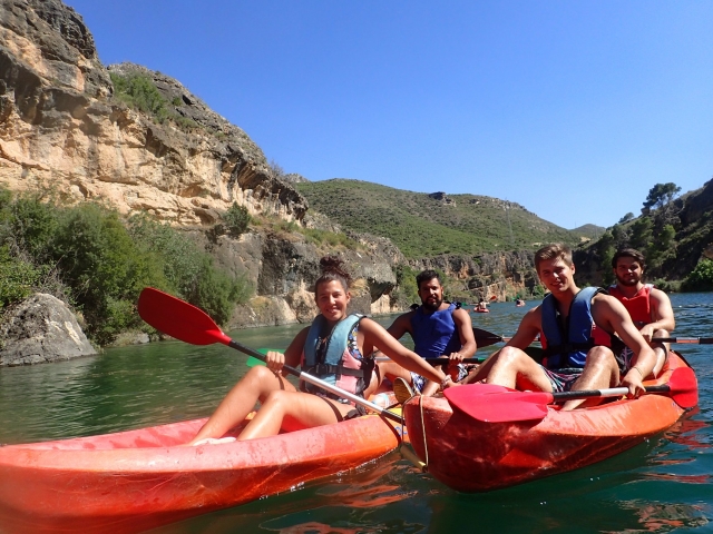 Amigos de ruta en canoa por el Guadiela