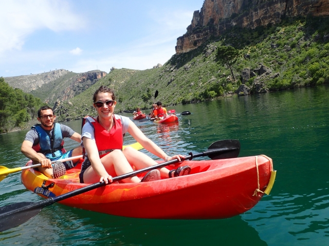 Pareja en la canoa por las Hoces del Guadiela