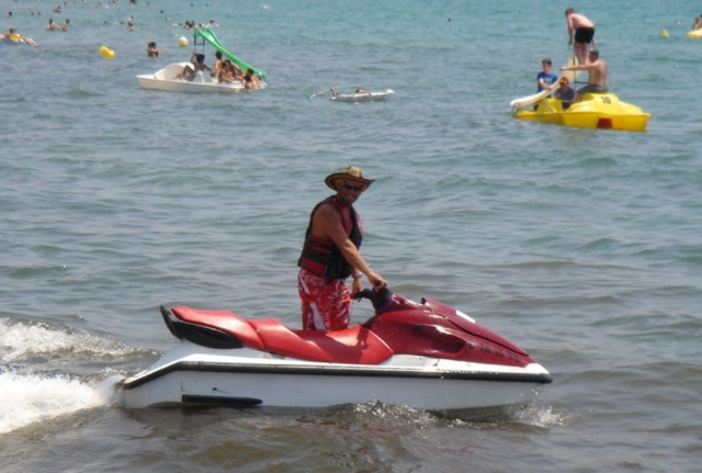subiendo en moto roja