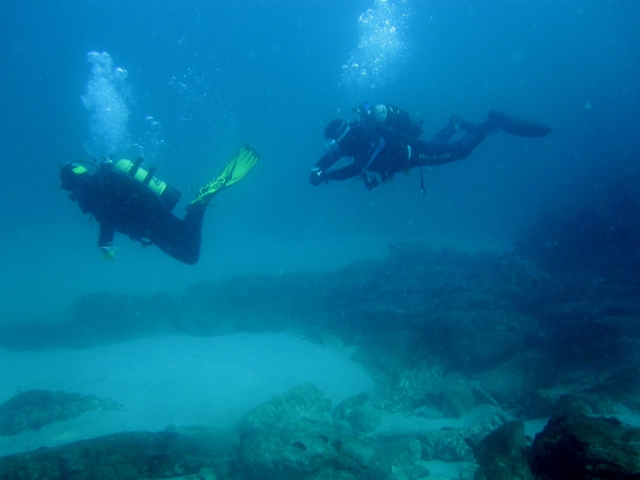 Dos buceadores en el mar
