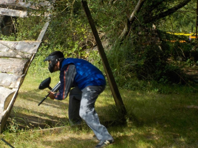 Corriendo en la partida de paintball