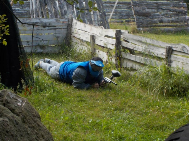 Jugador de paintball reptando