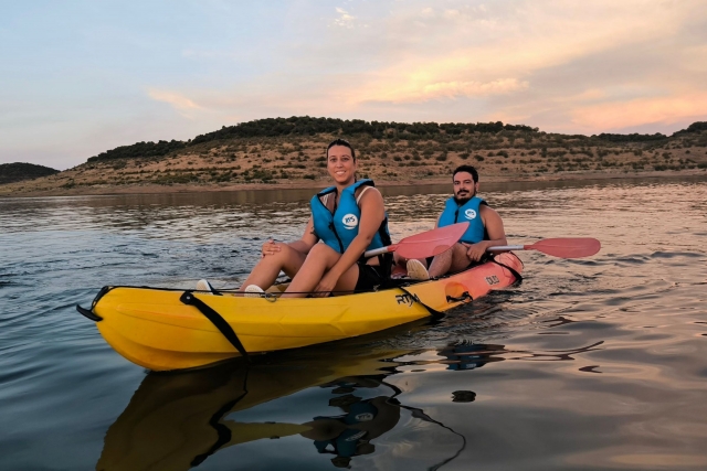  À Almodovar del River grimpé dans un kayak biplace