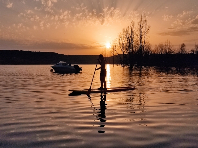 Giornata di paddle surf al tramonto 