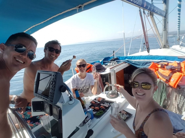 Un grupo de amigos disfruta de esta travesía con cava a lo largo de una hora de duración