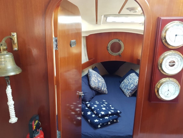 El interior de uno de los camarotes con la cama al fondo