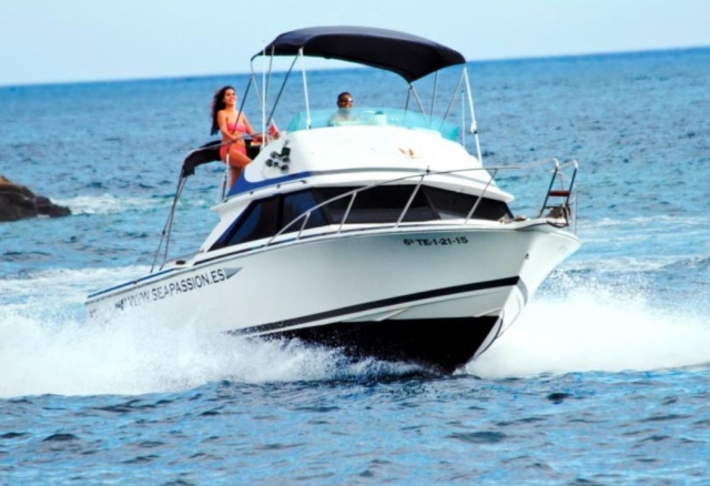 Paseo en barco en pareja