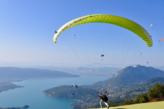  Gleitschirmflug an der Küste