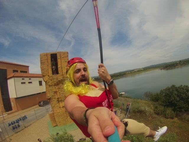 Disfrutando de una tirolesa