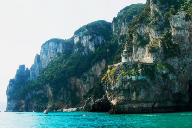  沿着海岸乘坐独木舟 