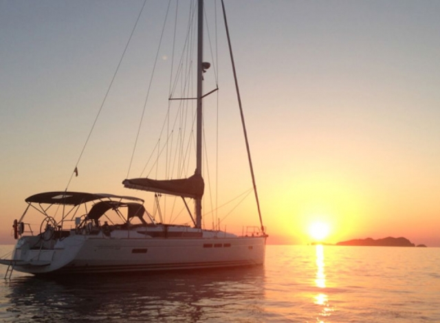  Segeln bei Sonnenuntergang 
