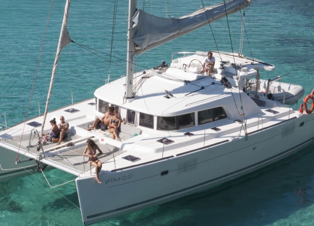  Boot an den unglaublichen Küsten Ibizas 