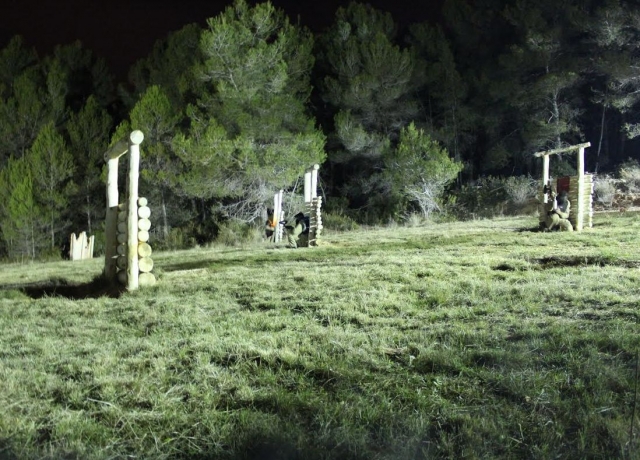  Obstacles dans un champ naturel après la tombée de la nuit 