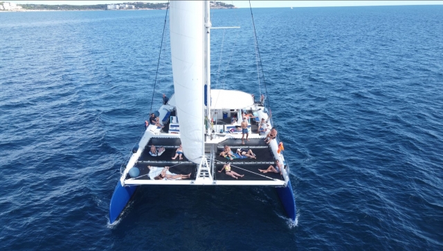  Catamarano a vela 