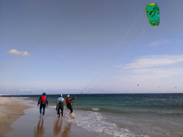 Controlando la cometa por las playas de Sanlúcar