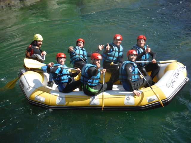 En la balsa de rafting