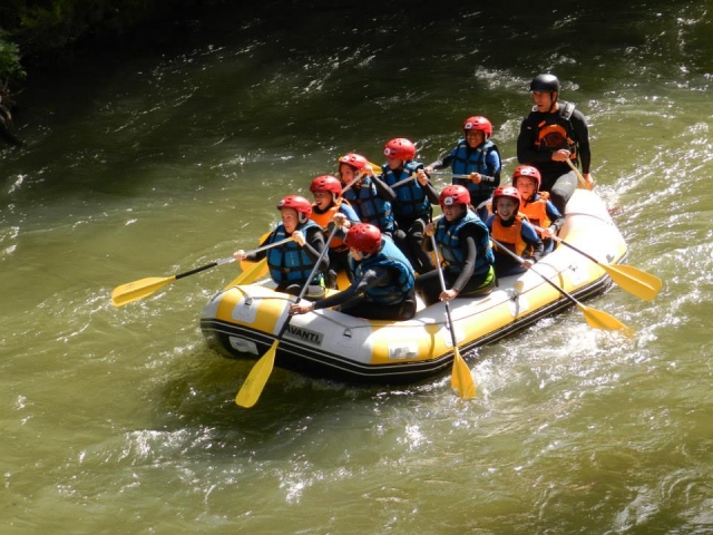 Todos remando en rafting