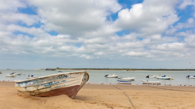 Espectacular fotografía con las barcazas en la arena y en el mar