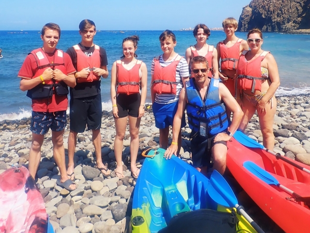  Kayaks prêts à découvrir la plage de Tenerife 