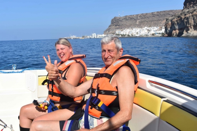 Coppia preparata per l'avventura in parasailing 