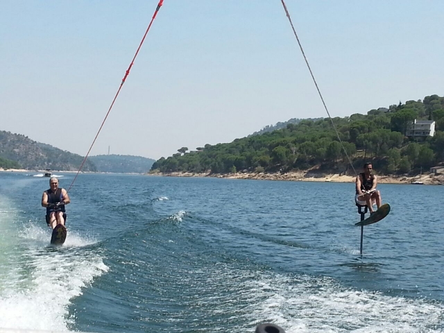 Esquiando en el agua sentados