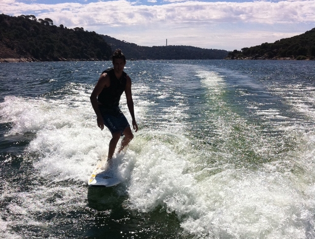 Surfeur à Pelayos de la Presa 